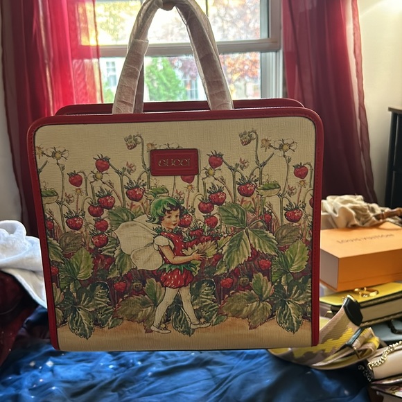 GUCCI🍓 NWOT Limited Edition Tote - Picture 8 of 14
